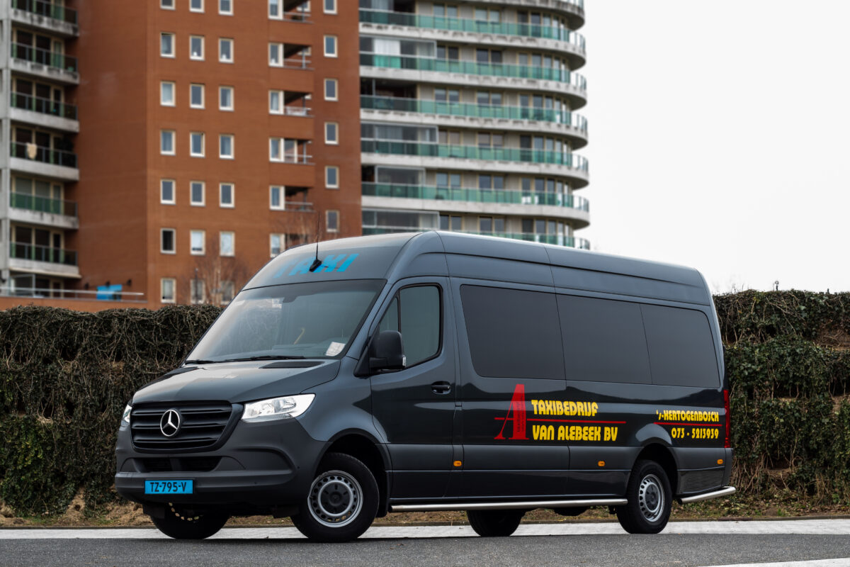 Nieuwe taxibus Mercedes zijaanzicht - afbeelding vergroten