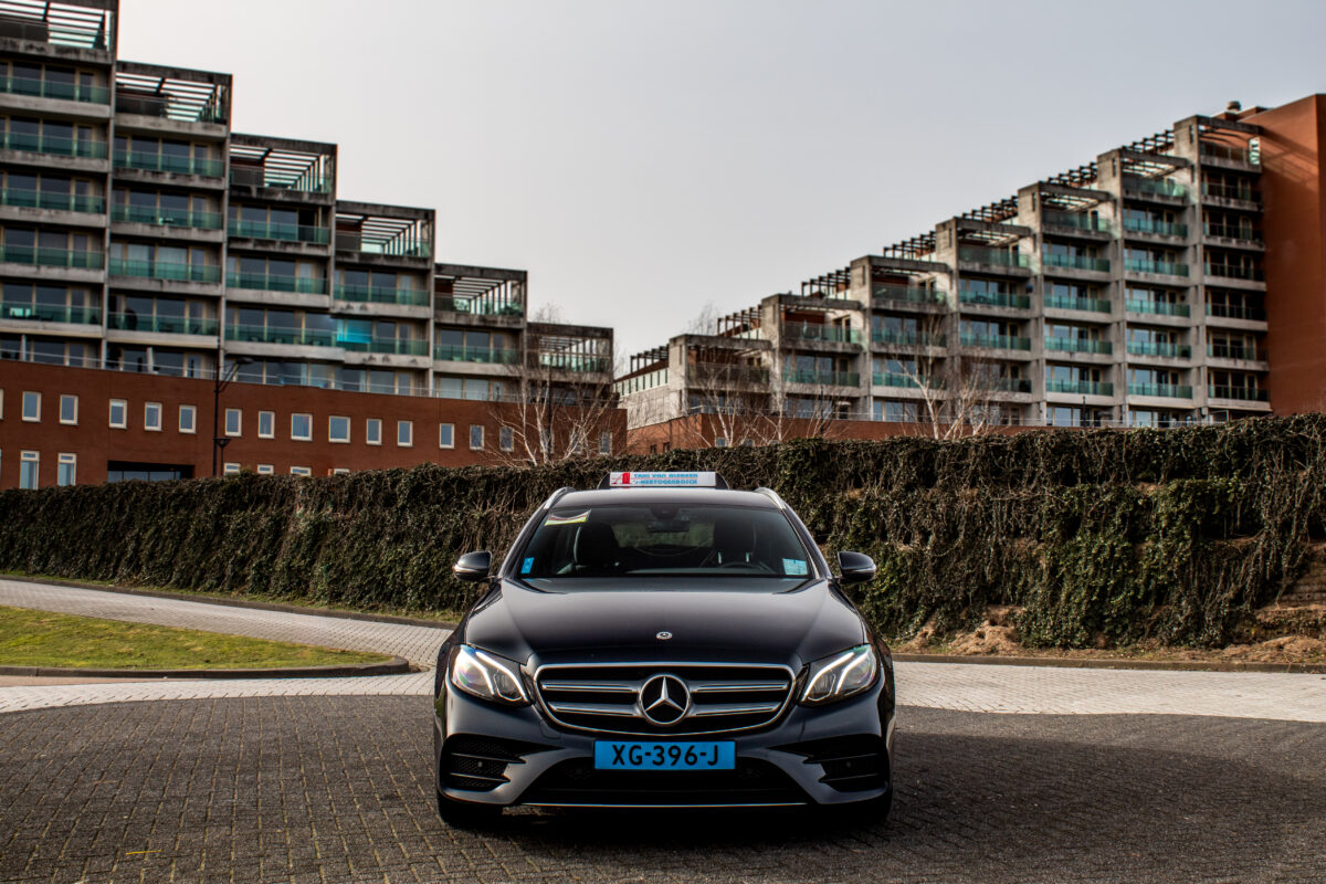 Nieuwe taxi Mercedes vooraanzicht - afbeelding vergroten