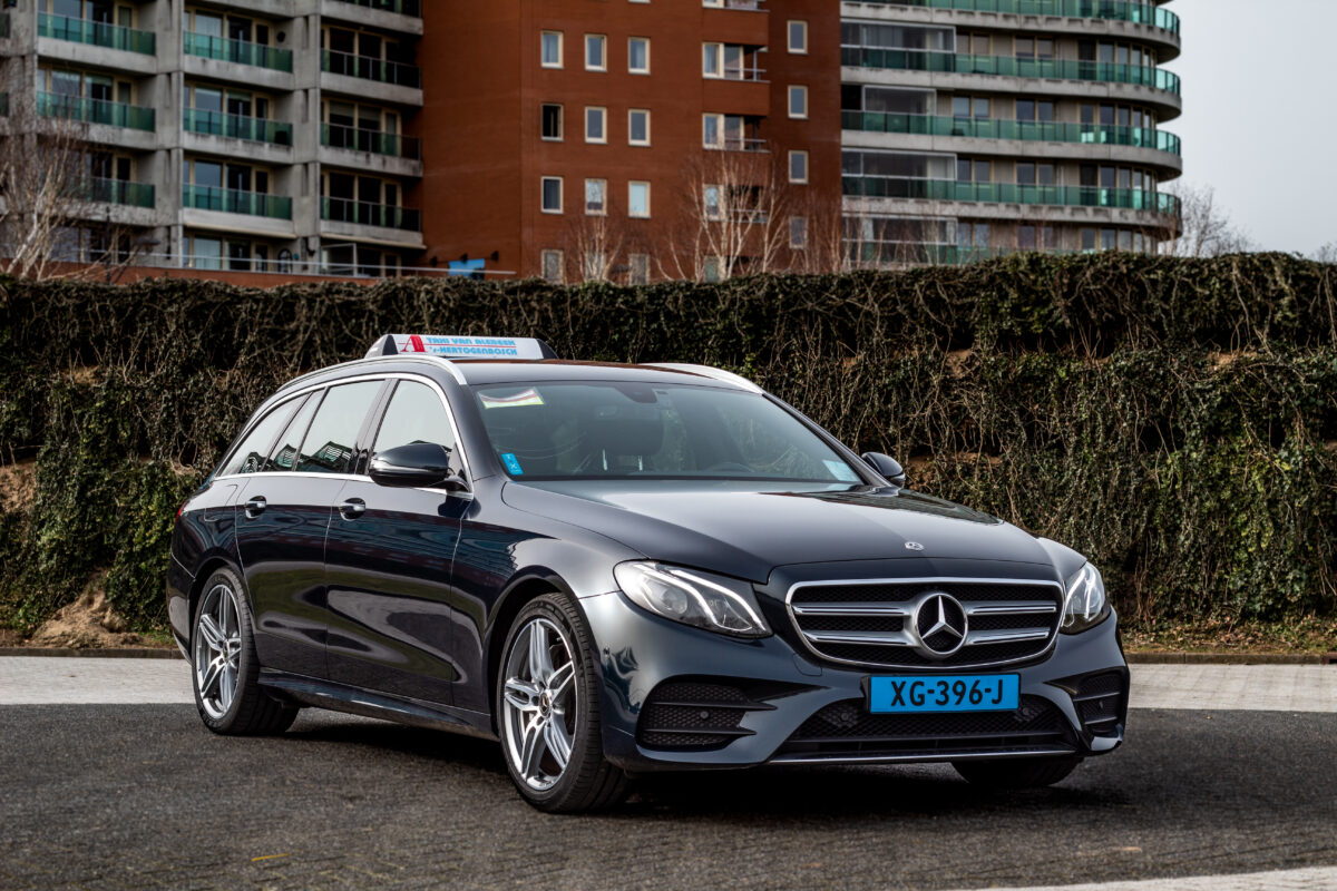 Nieuwe taxi Mercedes zijaanzicht - afbeelding vergroten