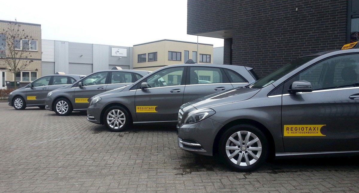 Vier grijze taxi's Regiotaxi 's-Hertogenbosch - afbeelding vergroten