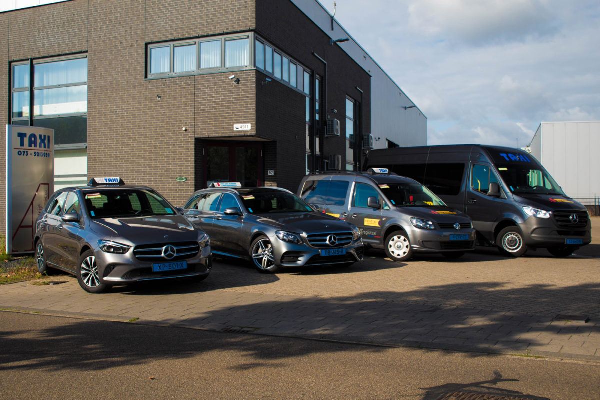 Een gedeelte van het wagenpark van Taxi van Alebeek te Den Bosch - afbeelding vergroten