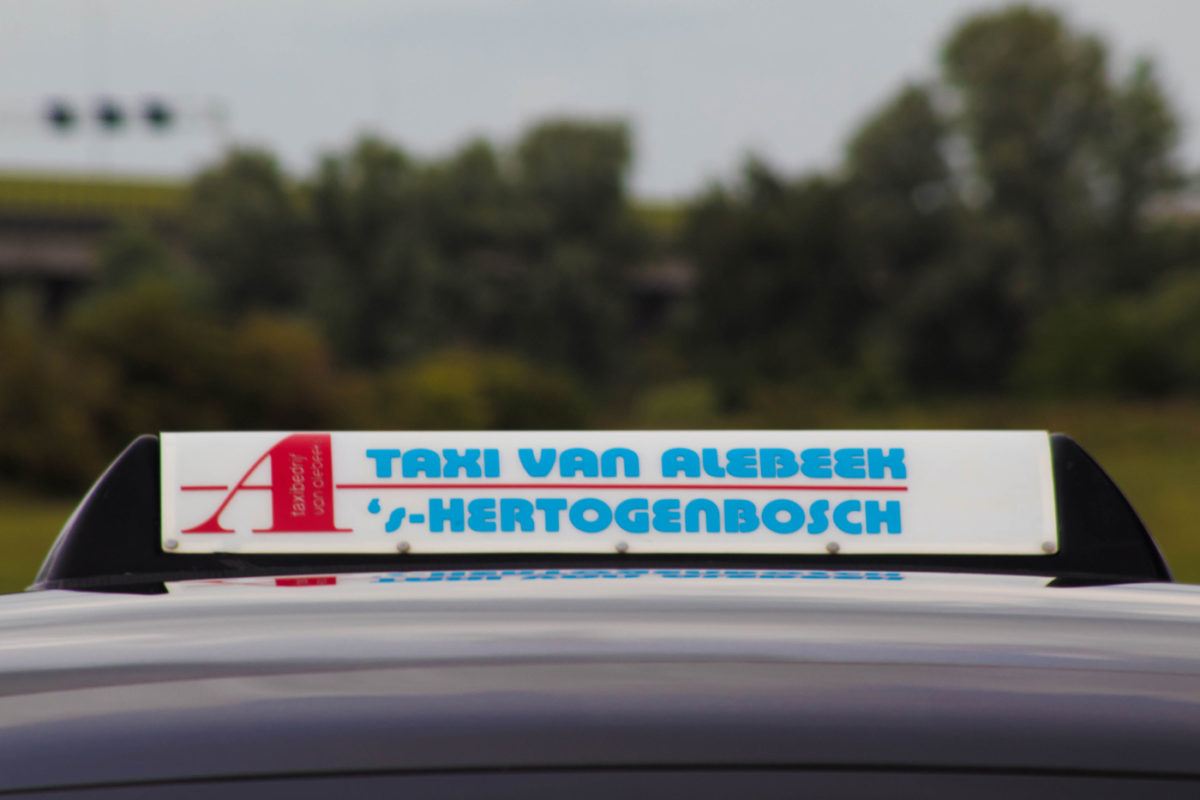 Luchthavenvervoer door Taxibedrijf Van Alebeek B.V. - afbeelding vergroten