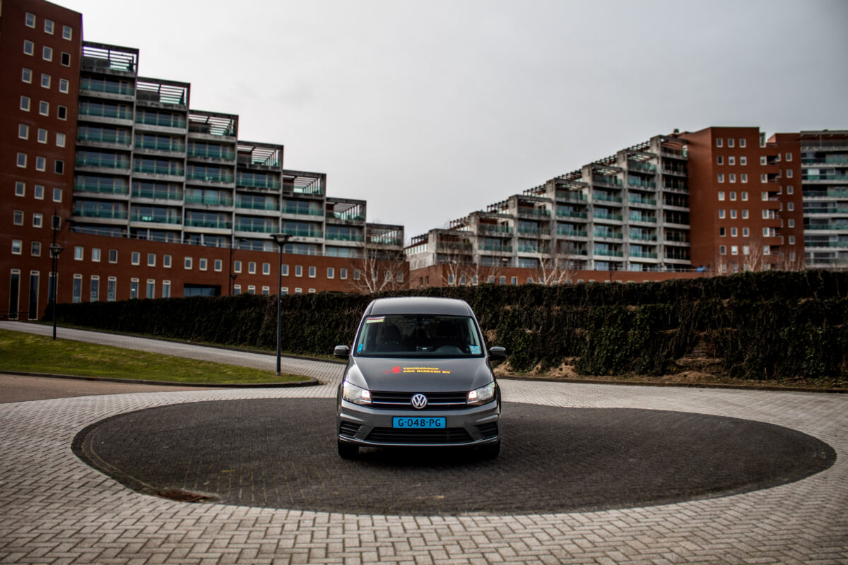 Nieuwe taxi Volkswagen vooraanzicht - afbeelding vergroten
